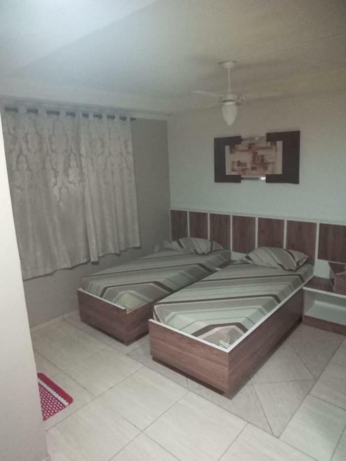 Quarto Grande com 2 Camas de Solteiro
