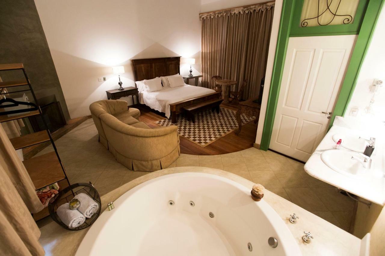 Quarto Luxo com Banheira de Hidromassagem