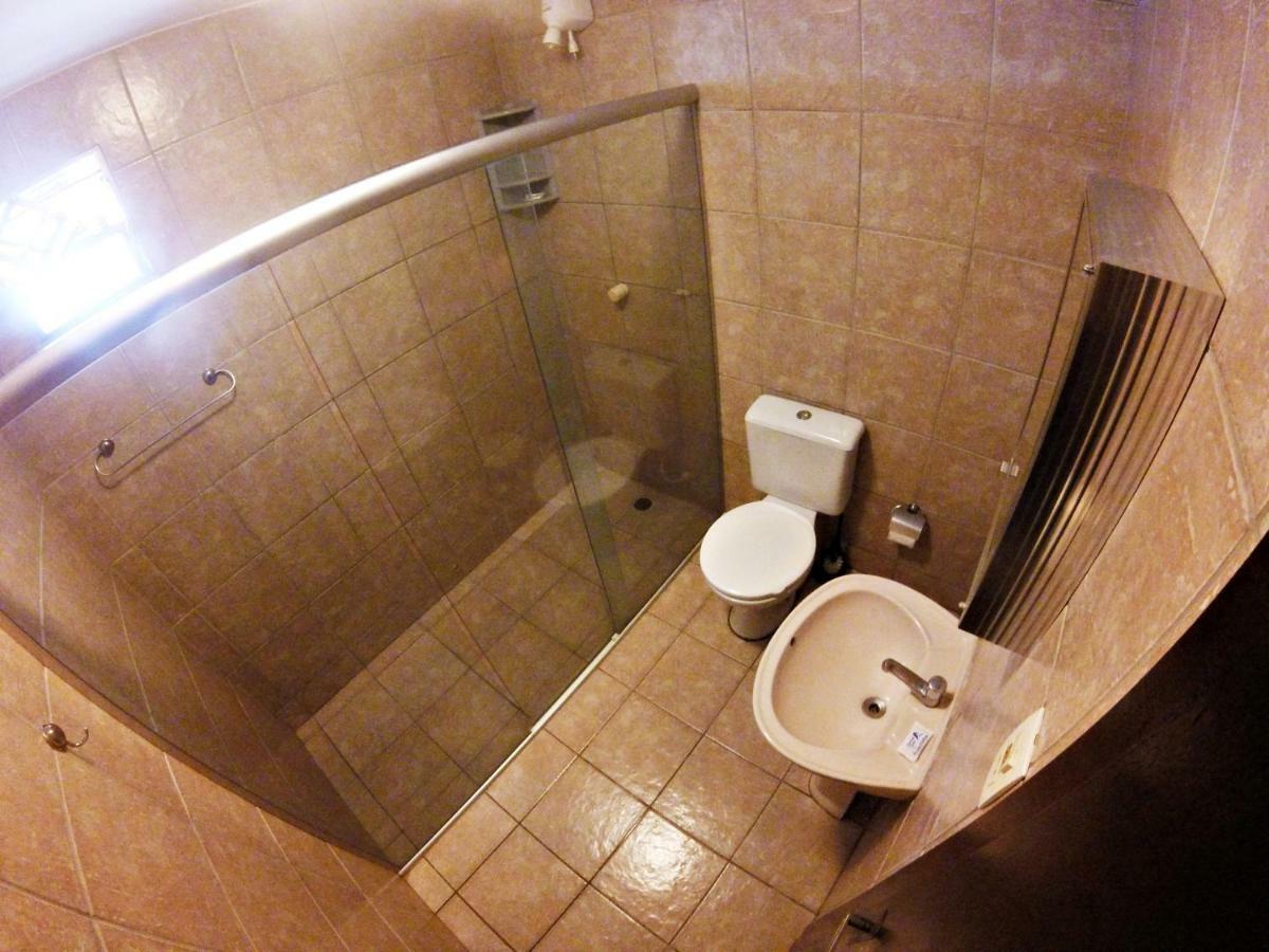 Quarto com Cama King-size e Vista da Piscina