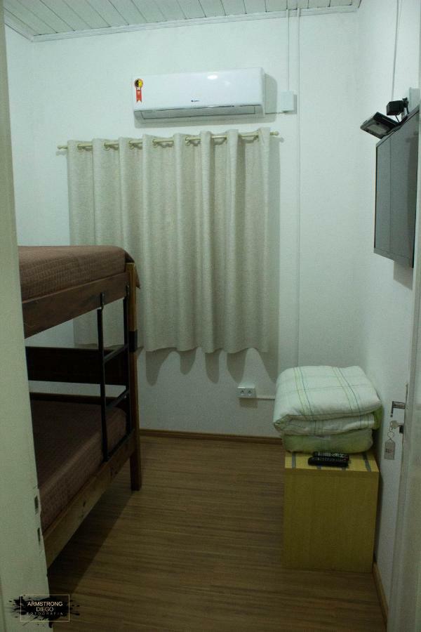 Quarto com Cama de Casal ou 2 de Solteiro e Banheiro Compartilhado