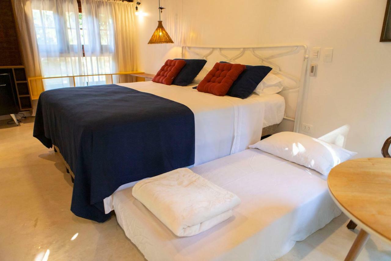 Quarto com Cama King-size e Banheira de Hidromassagem