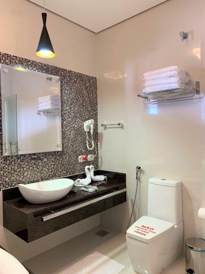 Quarto com Cama King-size e Banheira de Hidromassagem