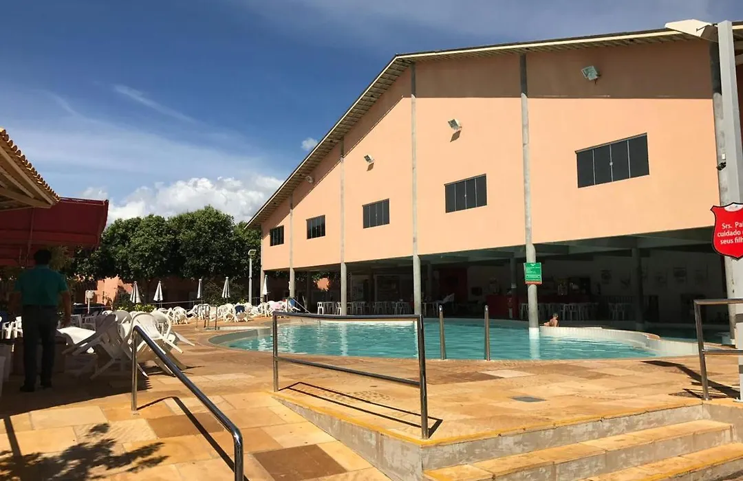 DiRoma Fiori com 1 suíte e banheiro social extra-1