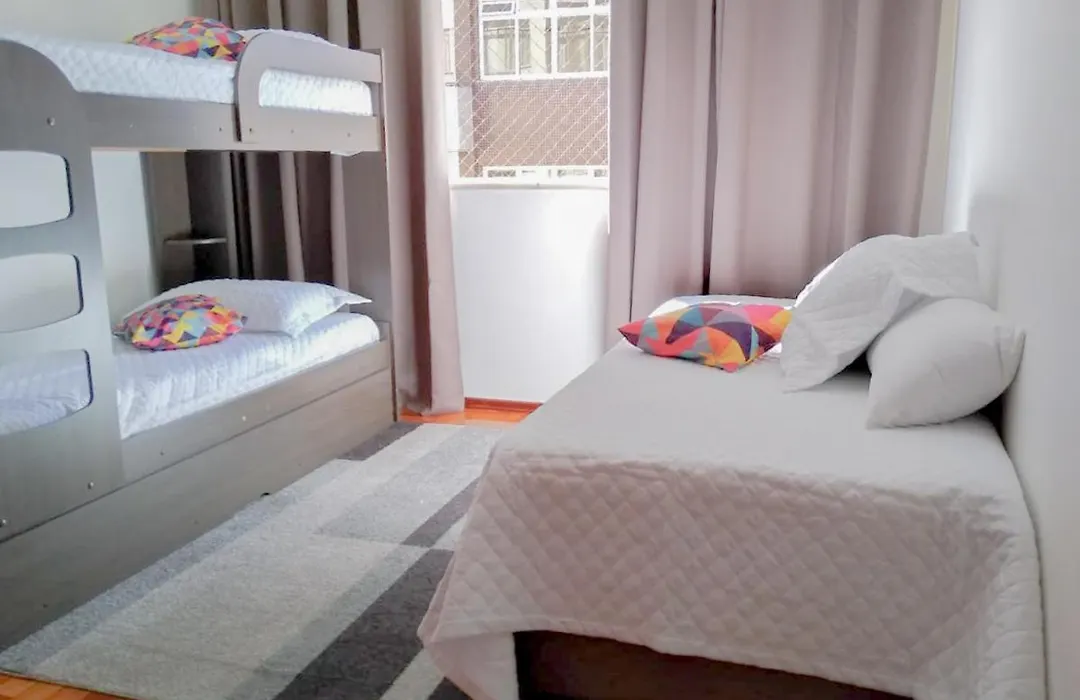 Ensolarado ao lado do shopping com garagem e Wifi-1
