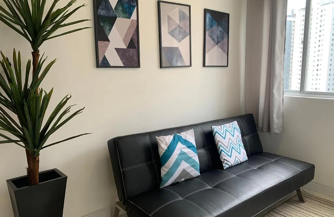 1103- Apartamento Encantador, amplo e decorado, mobiliario moderno, cozinha completa com utensílios , Excelente vista da cidade e localização privelegiada no bairro Bigorrilho-1