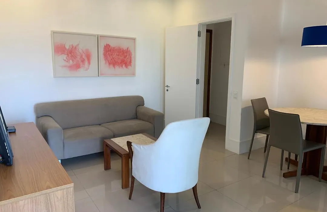 Flat com 70 metros recém reformado, sala, duas suítes, cozinha, vista parcial do mar, edifício em frente à praia da barra-1