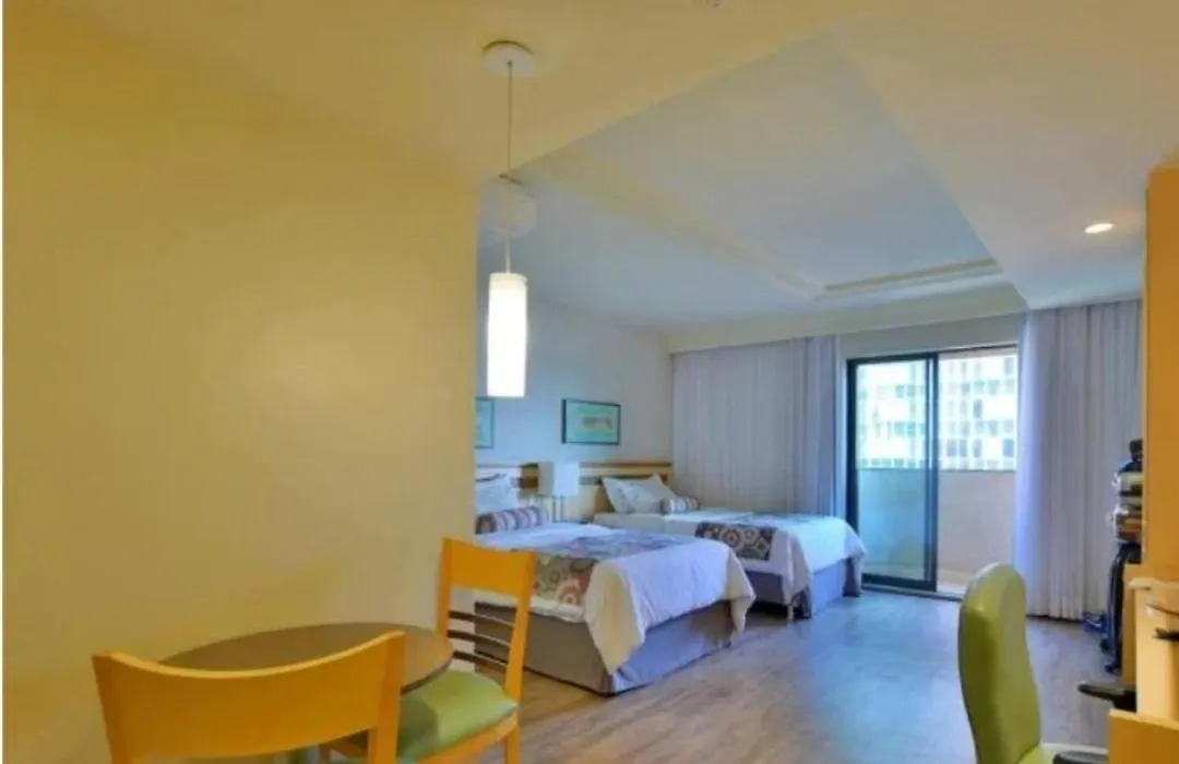 Raridade! FLAT PARTICULAR DE ALTO PADRÃO - ENORME - 2 Camas - 1 Queen e 1 Solteiro - Arrumação Diária Gratuita - Excelente Atendimento - Varanda - Condomínio do Hotel Lets Idea-1