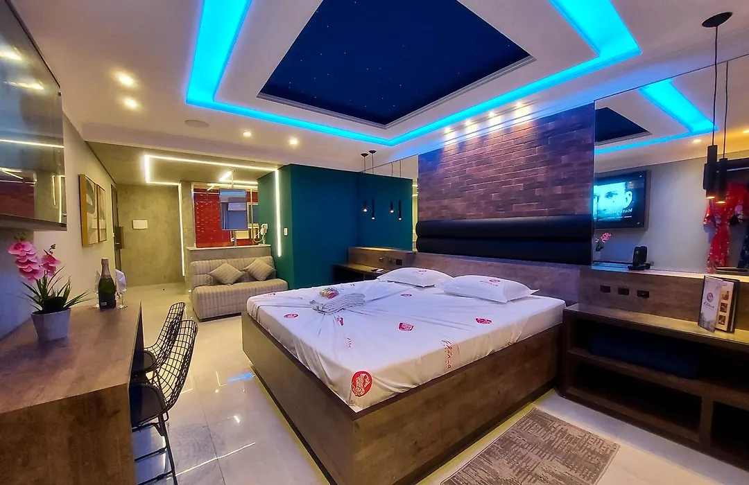 Gloria Plaza Hotel (Adults Only)-1