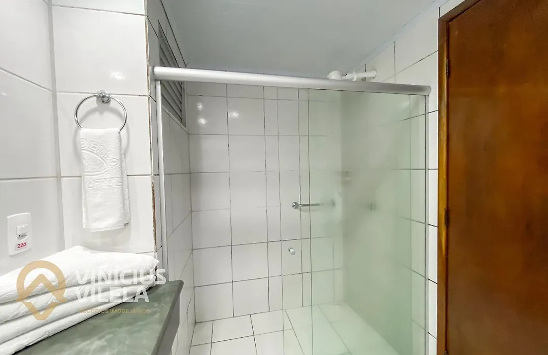 Suiíte com ar condicionado, frigobar e mesa para trabalho. Localizada no Hotel Porto Belo Park, com parque aquático (sem custo para a utilização), quadras, academia, espaço kids, a aproximadamente 200 m praia de Taperapuã e do complexo Axé Mói.-1