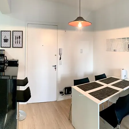 1103- Apartamento Encantador, amplo e decorado, mobiliario moderno, cozinha completa com utensílios , Excelente vista da cidade e localização privelegiada no bairro Bigorrilho-3