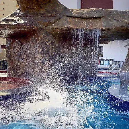 Águas Termais Naturais Piscinas Quentes 24 horas mais Acesso Incluso aos Parques Aquáticos dos Resorts Golden Dolphin Grande Hotel em Caldas Novas-3
