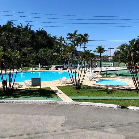Apartamento até 10 pessoas na enseada Guarujá em condomínio clube praia piscinas salão jogos quadra futebol campo parquinho brinquedos Wi-fi Home office-2