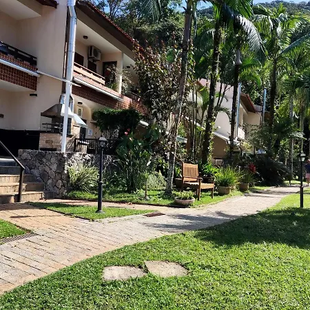 Apartamento até 10 pessoas na enseada Guarujá em condomínio clube praia piscinas salão jogos quadra futebol campo parquinho brinquedos Wi-fi Home office-3