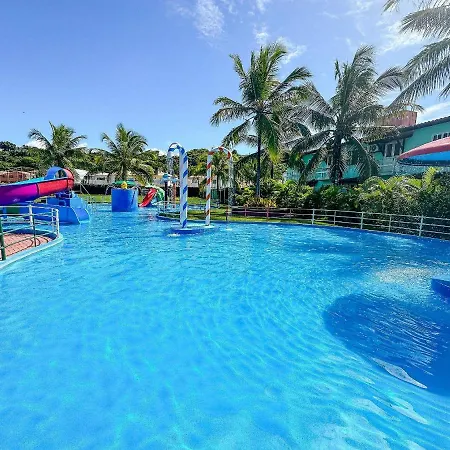 Suiíte com ar condicionado, frigobar e mesa para trabalho. Localizada no Hotel Porto Belo Park, com parque aquático (sem custo para a utilização), quadras, academia, espaço kids, a aproximadamente 200 m praia de Taperapuã e do complexo Axé Mói.-3