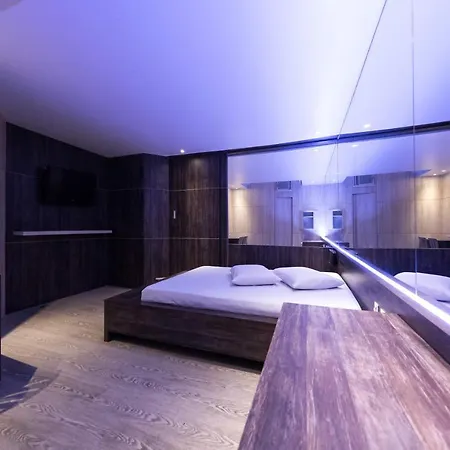 Snob Motel (Adults Only)-3