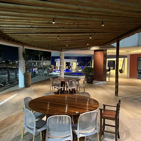 Particular Iate Plaza-2