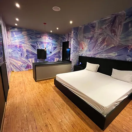 Tout Motel (Adults Only)-3