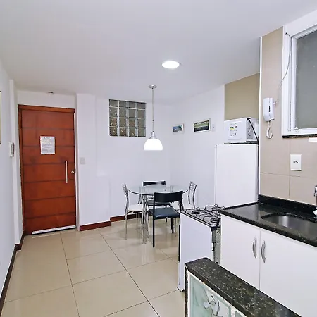 Studio Reformado Para 4 Pessoas Em Copacabana-3