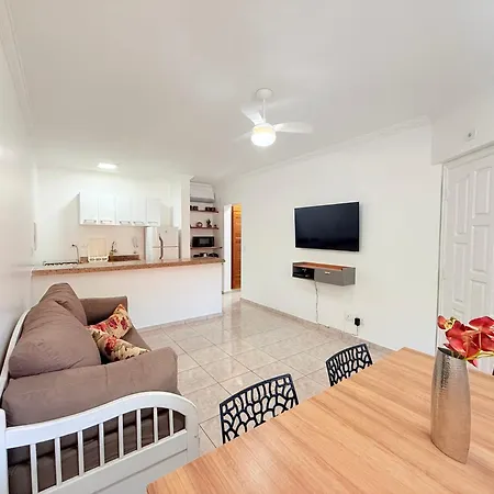 Flat estudio 110 Amarilis Riviera de São Lourenço, 03 piscina climatizada, serviço de hotelaria, limpesa e troca de toalhas diária, carregador veiculo elétrico e servico de praia finais de semana WiFi 500-2