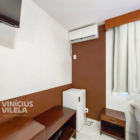 Suiíte com ar condicionado, frigobar e mesa para trabalho. Localizada no Hotel Porto Belo Park, com parque aquático (sem custo para a utilização), quadras, academia, espaço kids, a aproximadamente 200 m praia de Taperapuã e do complexo Axé Mói.-2