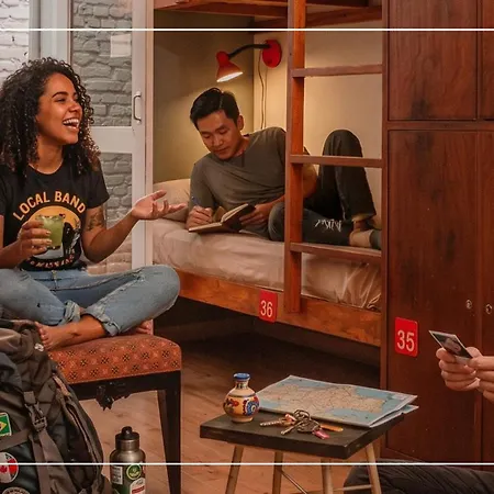 Garoa Hostel Party Bar-2