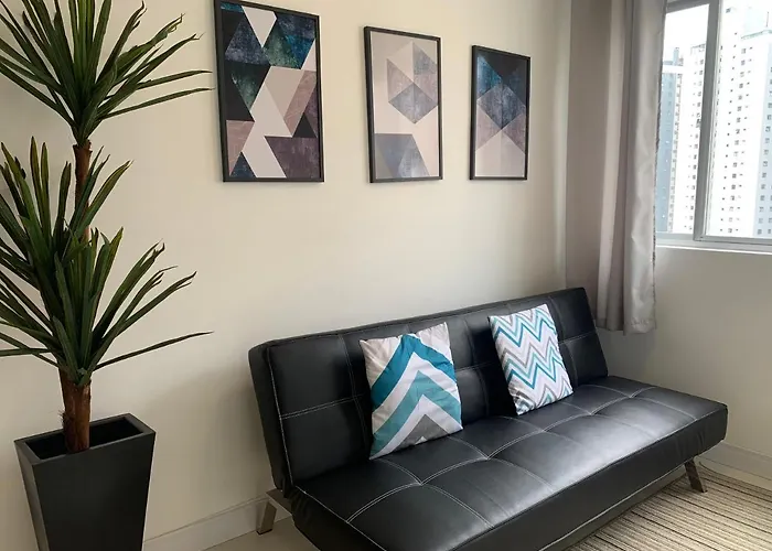 1103- Apartamento Encantador, amplo e decorado, mobiliario moderno, cozinha completa com utensílios , Excelente vista da cidade e localização privelegiada no bairro Bigorrilho Curitiba