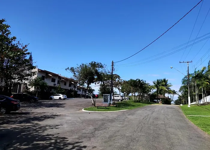 Apartamento até 10 pessoas na enseada Guarujá em condomínio clube praia piscinas salão jogos quadra futebol campo parquinho brinquedos Wi-fi Home office com piscina