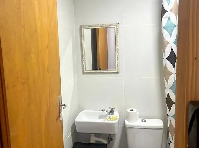 Quarto c/ Banheiro próximo a Praia da Barra da Tijuca Rio de Janeiro