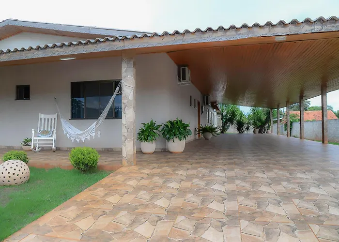 Casa de Campo Mimosa Flor- 4quartos, 3banheiros, 15 minutos das Cataratas e Aeroporto, piscina, churrasqueira, bilhar, espaço ao ar livre privativo, calmo e tranquilo Foz do Iguaçu