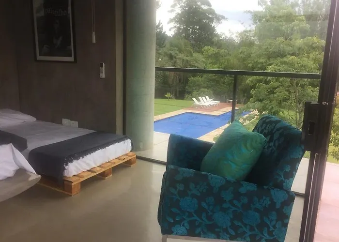 Chácara com jardim e piscina no alto da serra São Roque