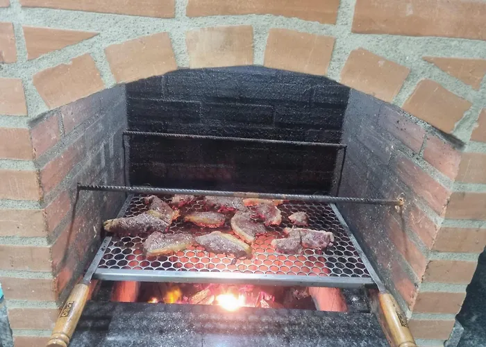 Apartamento BEIRA MAR VISTA TOTAL - SENSAÇÃO DE CASA TÉRREA A BEIRA MAR - COZINHA EQUIPADA -AIR FRYER -ÁREA DE CHURRASCO PRIVATIVA- TVS SMART- DISNEY PLUS E OUTROS-PRAIA IDEAL PARA CRIANÇAS-PET FRIENDLY-KIT PRAIA 4 PESSOAS Guarapari