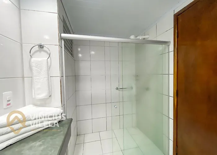 Suiíte com ar condicionado, frigobar e mesa para trabalho. Localizada no Hotel Porto Belo Park, com parque aquático  Porto Seguro